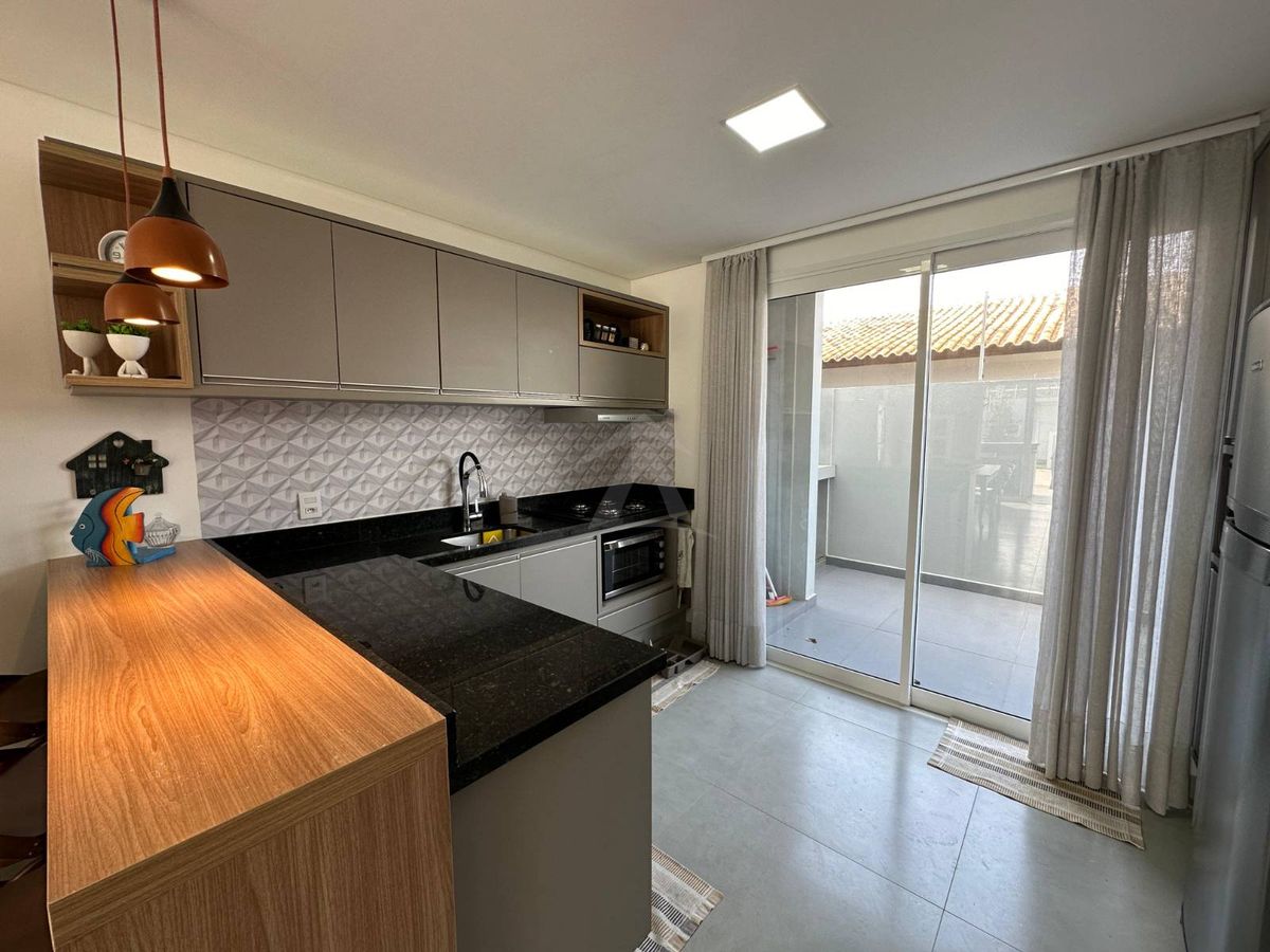 Sobrado quadra mar, com 3 quartos sendo 1 suite, cambijú