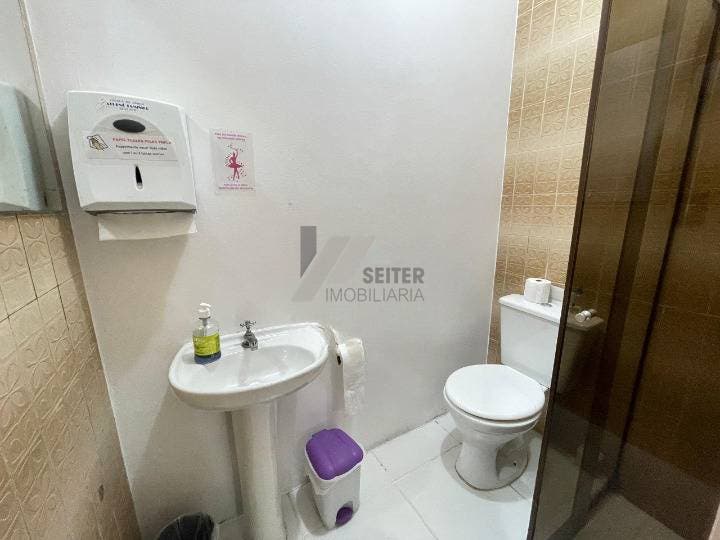 Comercial em Córrego Grande com 140 m² e 2 vagas de garagem