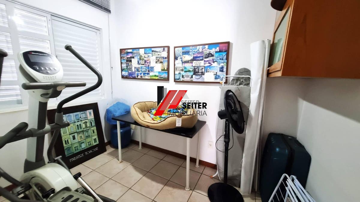 Casa mobiliada à venda em condomínio fechado no Bairro Monte Verde em Florianópolis com 4 quartos sendo 3 suítes