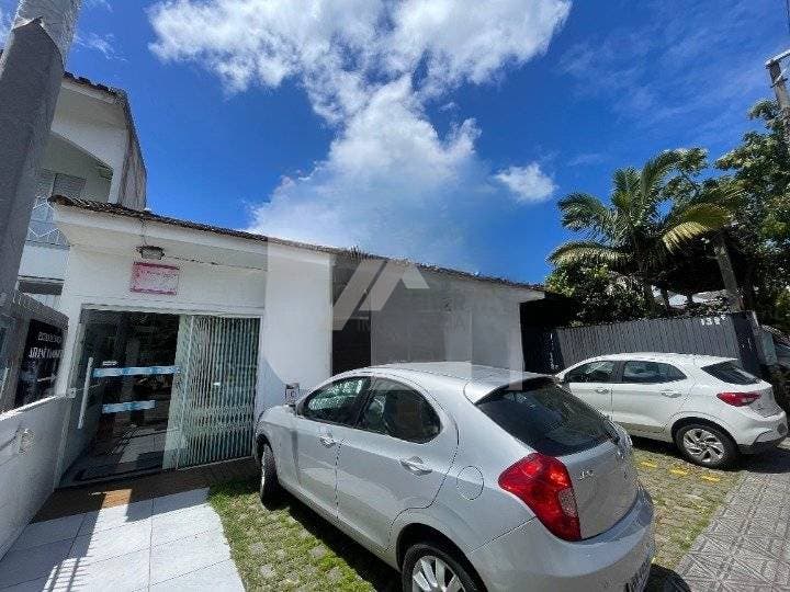Comercial em Córrego Grande com 140 m² e 2 vagas de garagem