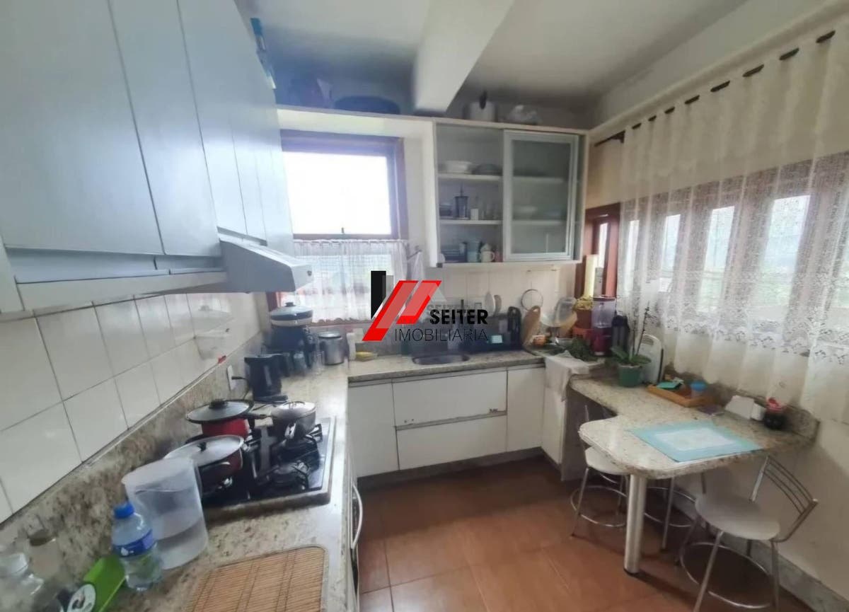 Casa à venda 350m² 6 dormitórios 2 suítes 3 vagas de garagem