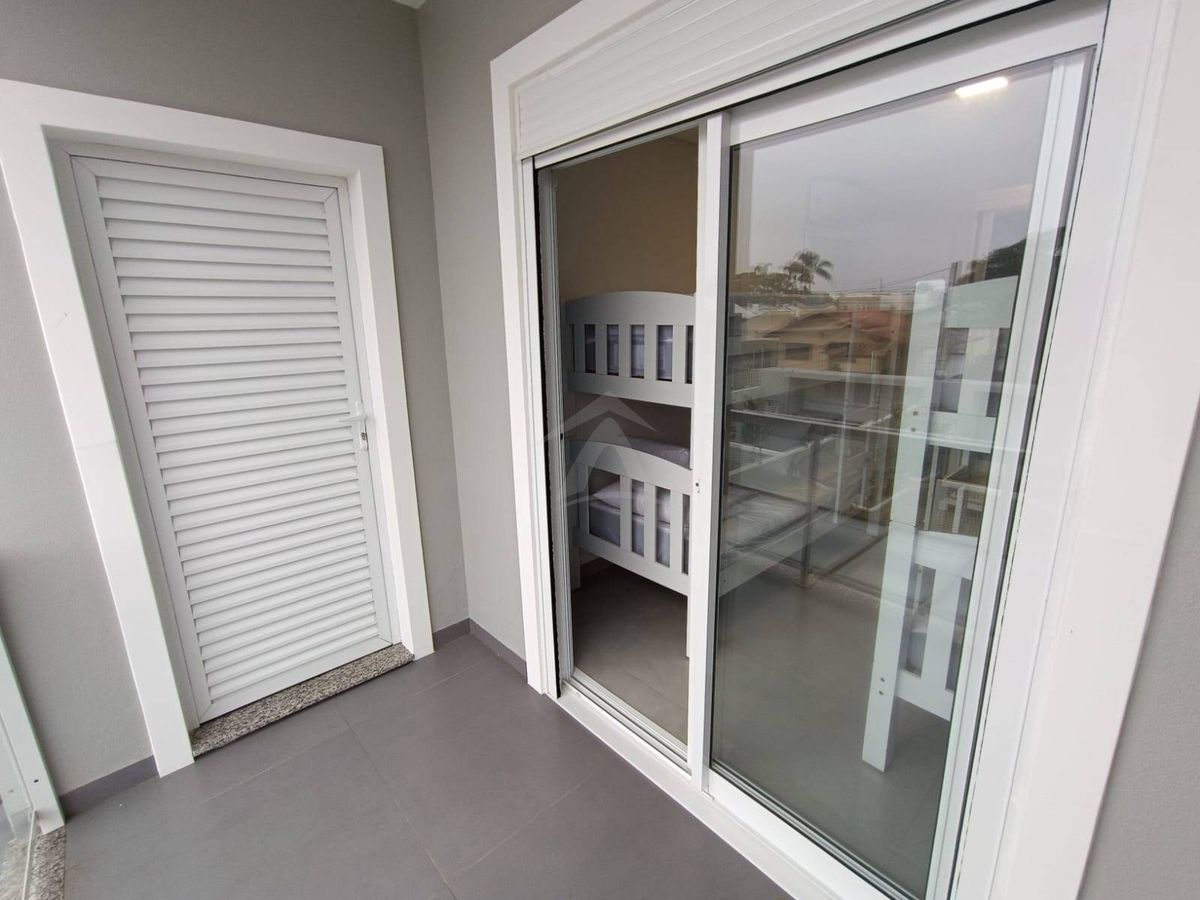 Sobrado quadra mar, com 3 quartos sendo 1 suite, cambijú