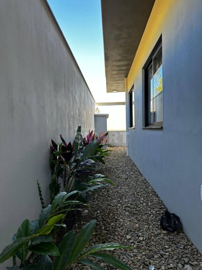 Casa Moderna com 3 Quartos e Amplo Terreno