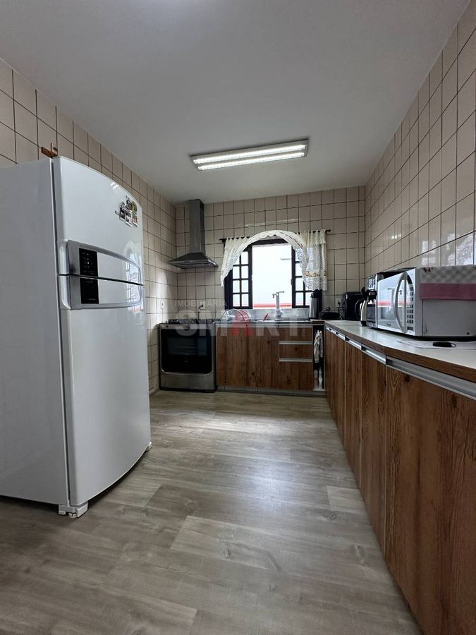 Casa semimobiliada com amplo terreno e 3 dormitórios