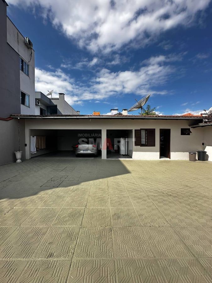 Casa semimobiliada com amplo terreno e 3 dormitórios