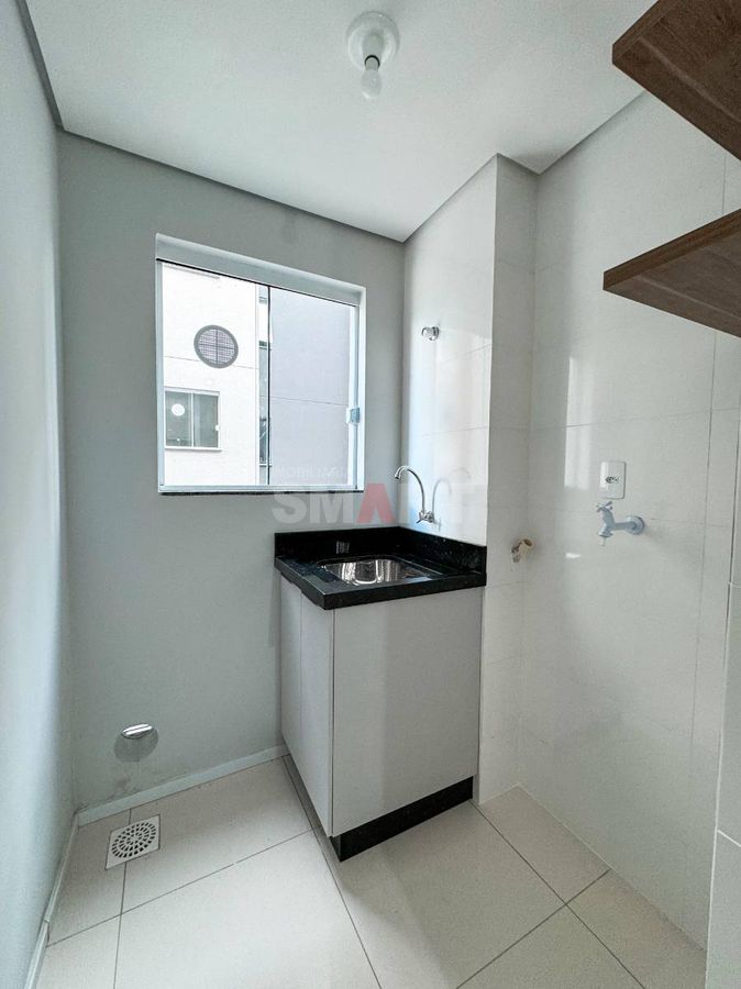 Apartamento Semimobiliado com 2 Quartos no Rau