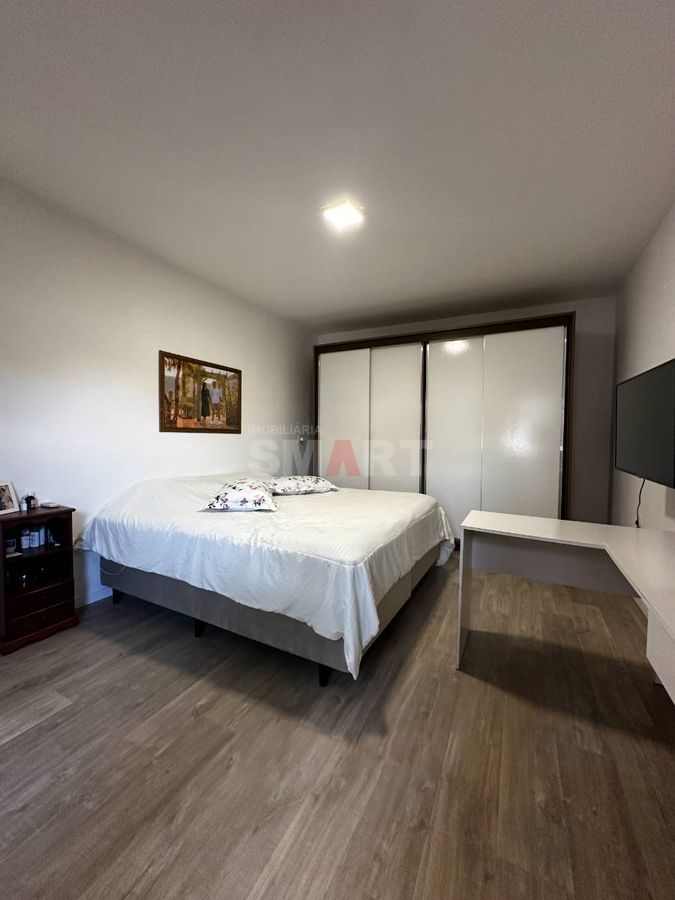 Casa semimobiliada com amplo terreno e 3 dormitórios