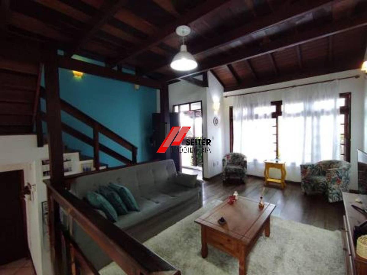 Casa com 3 dormitórios, sendo 1 suíte a venda, com área de 214,82m² Trindade