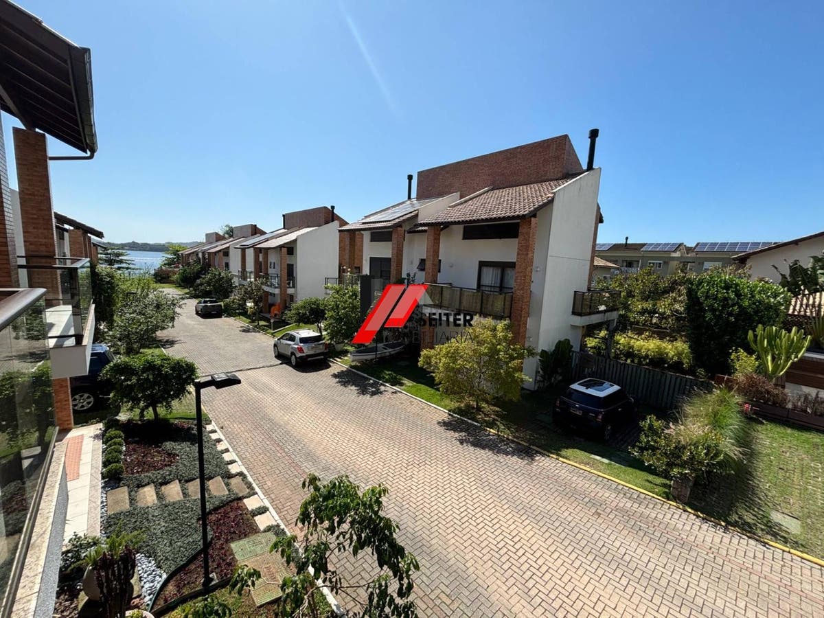 Casa à venda na beira da Lagoa em Florianópolis