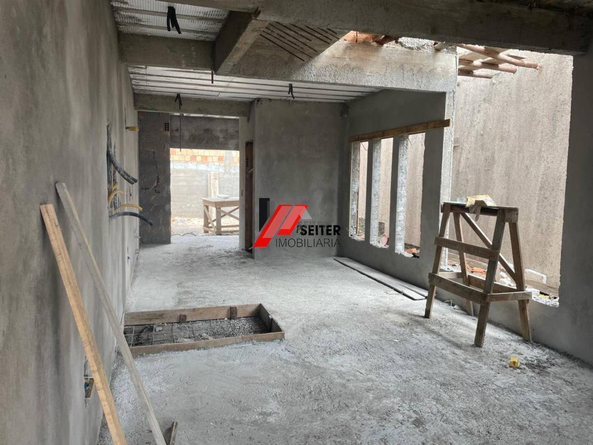 Casa Duplex com 3 quarto sendo 1 suíte à venda na praia dos Ingleses em Florianópolis