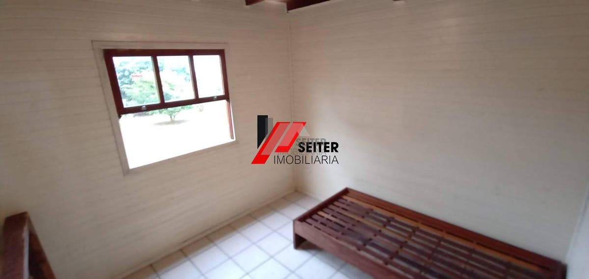 Casa à venda na praia do Santinho com terreno grande à500 metros do mar
