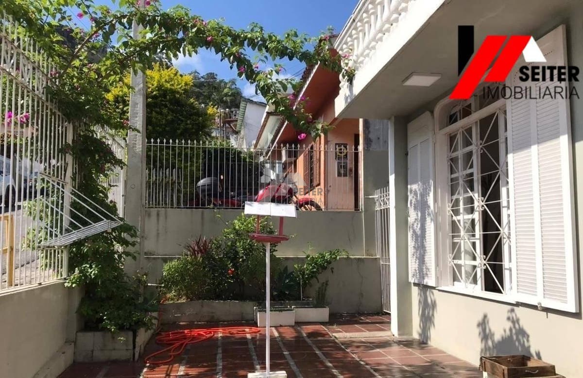Casa a venda de 4 dormitórios no Centro de Florianópolis
