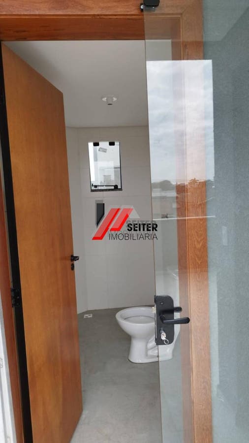 Casa à venda em Florianópolis-SC, bairro Campeche: 3 quartos, 2 suítes, 3 salas, 3 banheiros, 1 vaga de garagem, 182m² de área.