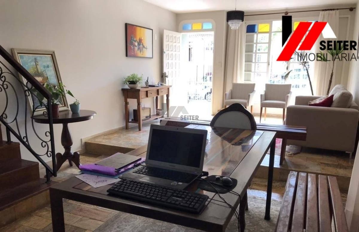 Casa a venda de 4 dormitórios no Centro de Florianópolis