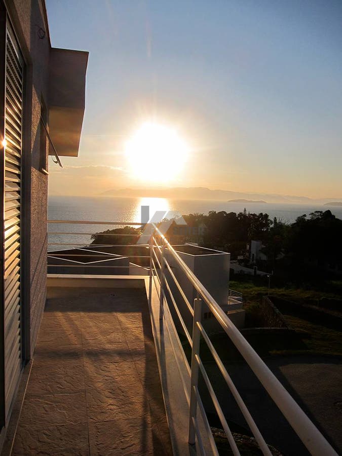 Casa com 3 dormitórios para locação no bairro Cacupé em Florianópolis