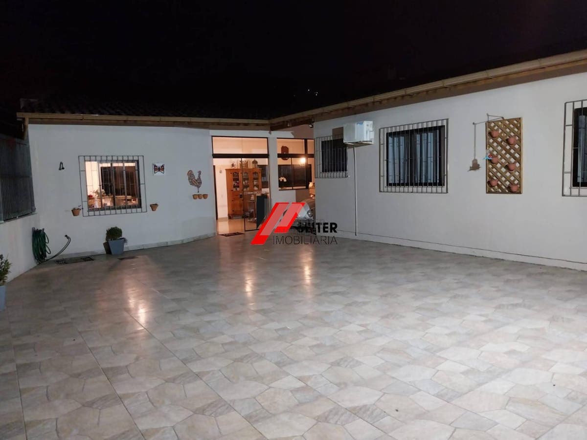 Casa com 4 dormitórios sendo 2 suíte à venda no bairro Pantanal