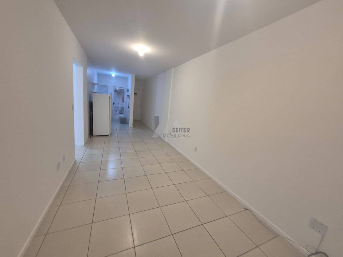 Apartamento Semi Mobiliado de 2 Dormitorios com Suite no Itacorubi