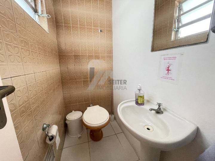 Comercial em Córrego Grande com 140 m² e 2 vagas de garagem