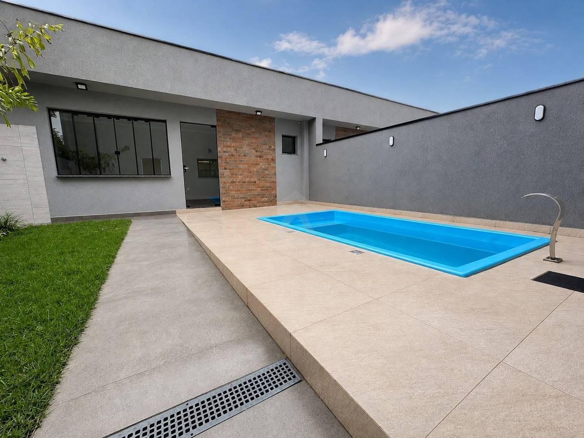 Sobrado com piscina, 180m metros mar, bal itapoa