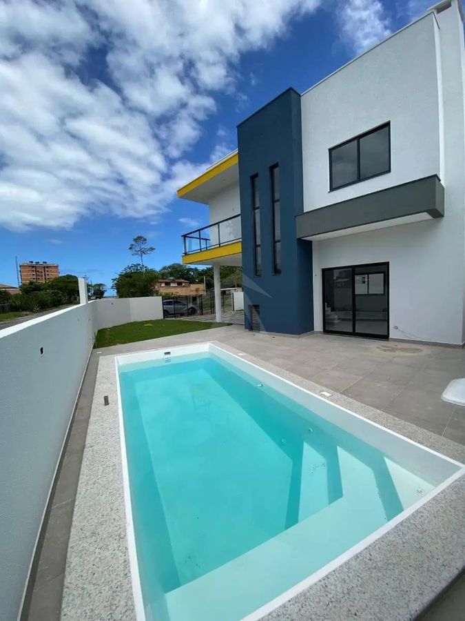 Sobrado com piscina, 3 quartos sendo 1 suíte, bal mariluz