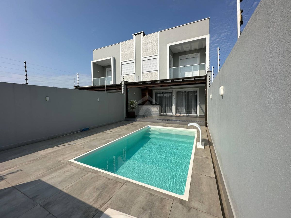 Sobrado quadra mar, com 3 quartos sendo 1 suite, cambijú
