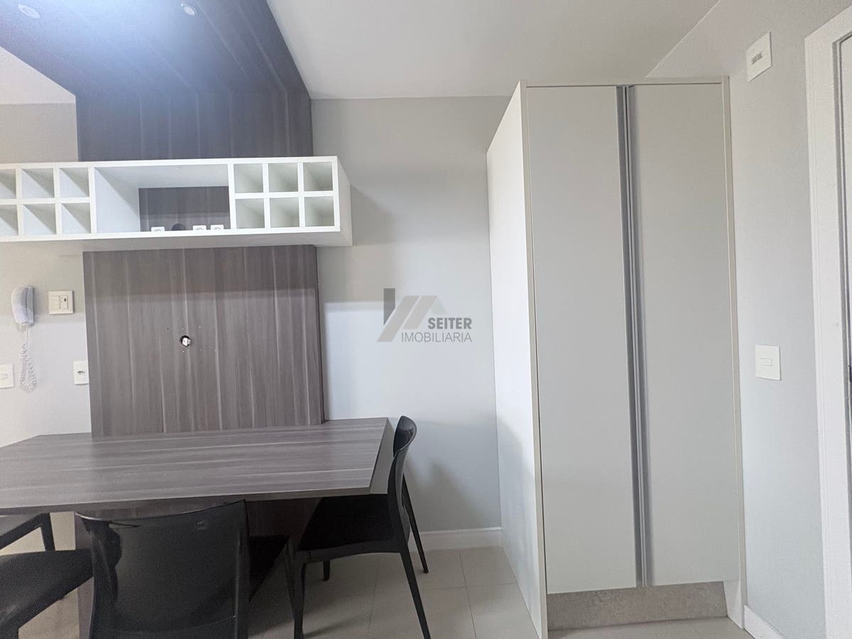 Apartamento mobiliado de 4 dormitorios sendo 2 suites com 3 vagas de garagem a venda Itacorubi