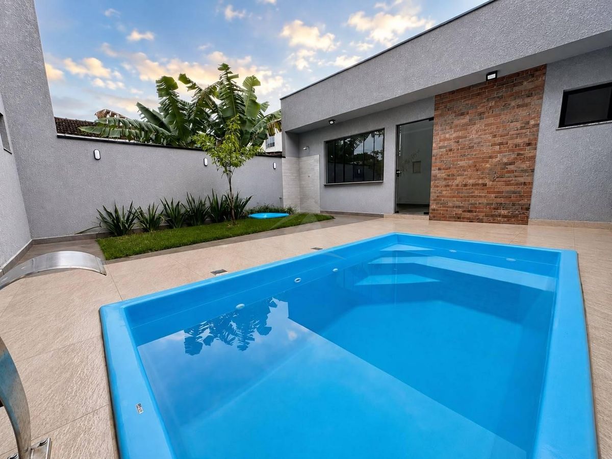 Sobrado com piscina, 180m metros mar, bal itapoa