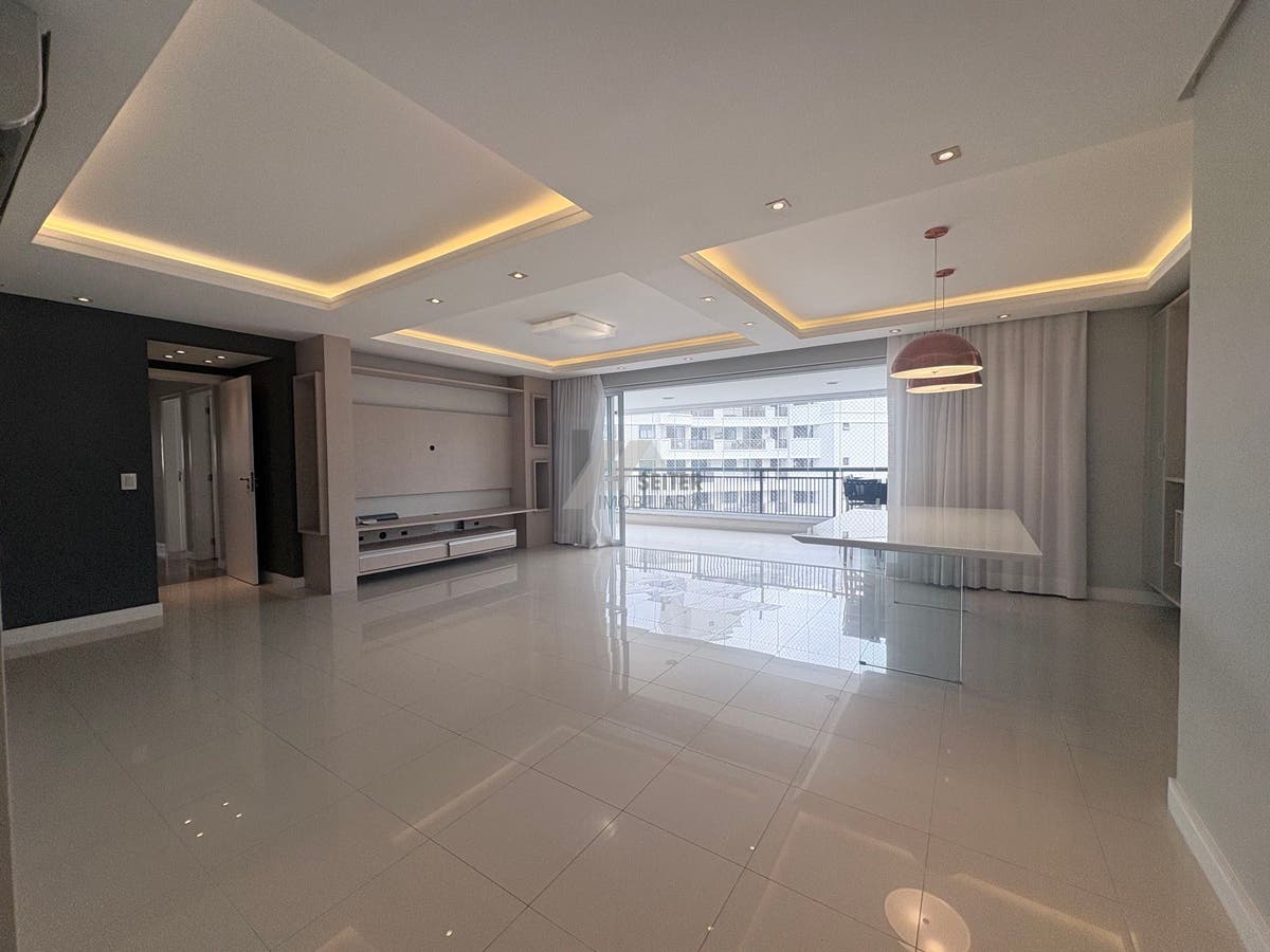 Apartamento mobiliado de 4 dormitorios sendo 2 suites com 3 vagas de garagem a venda Itacorubi