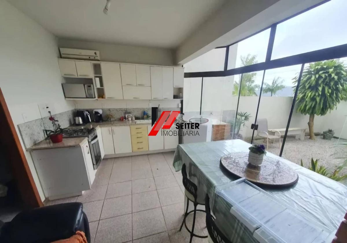 Casa à venda 350m² 6 dormitórios 2 suítes 3 vagas de garagem