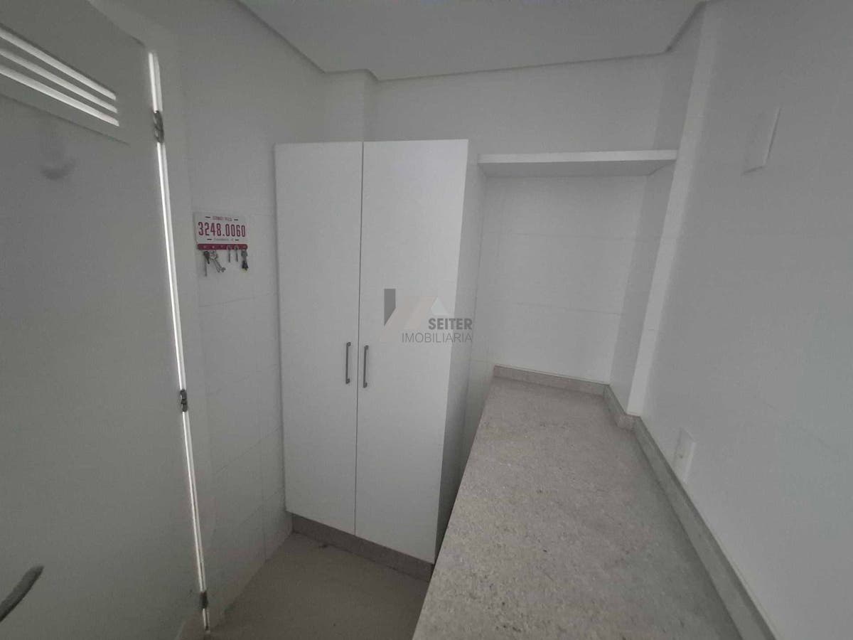 Apartamento alto padrão de 4 dormitorios sacada com churrasqueira e 2 vagas para locação no Itacorubi