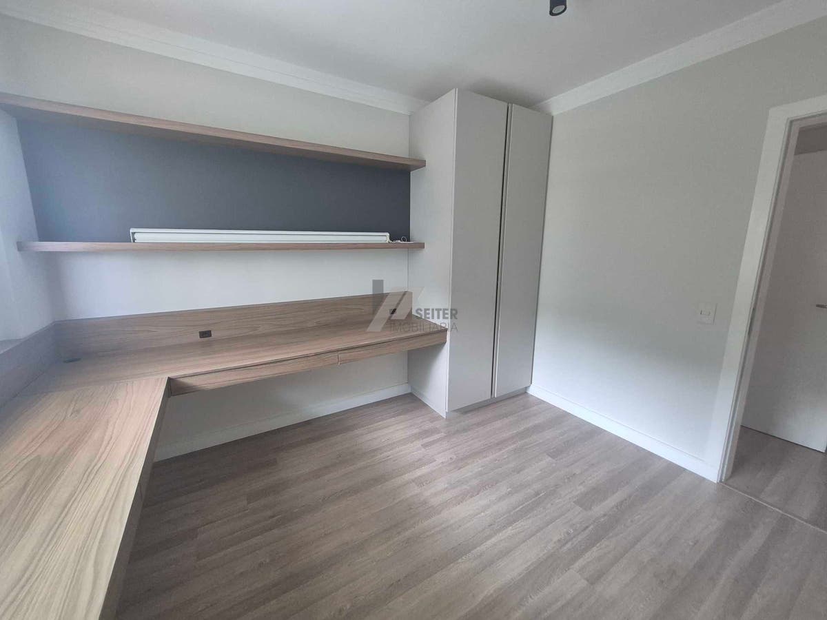 Apartamento alto padrão de 4 dormitorios sacada com churrasqueira e 2 vagas para locação no Itacorubi