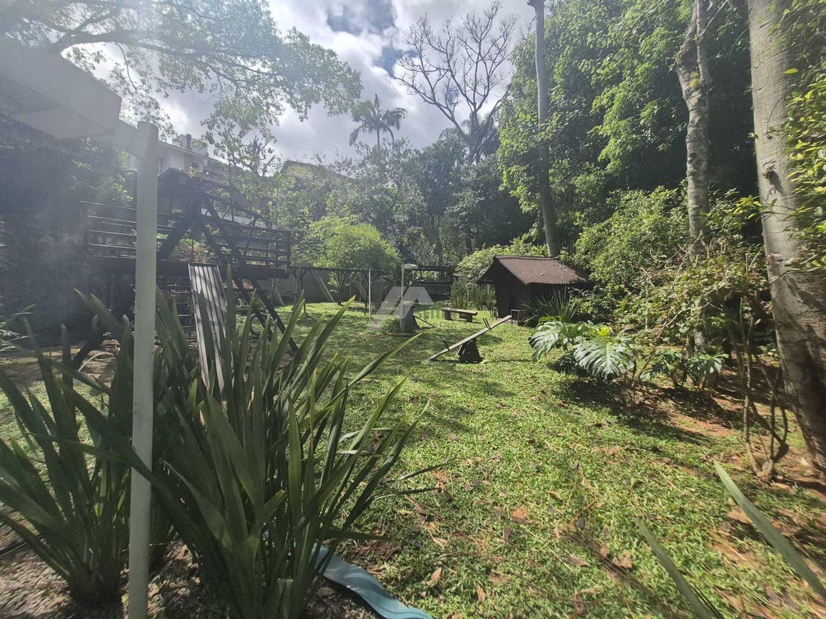 Apartamento alto padrão de 4 dormitorios sacada com churrasqueira e 2 vagas para locação no Itacorubi
