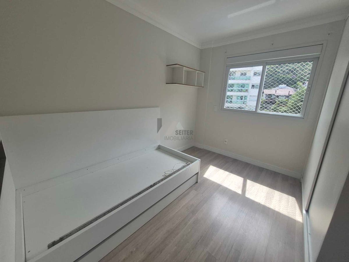 Apartamento alto padrão de 4 dormitorios sacada com churrasqueira e 2 vagas para locação no Itacorubi