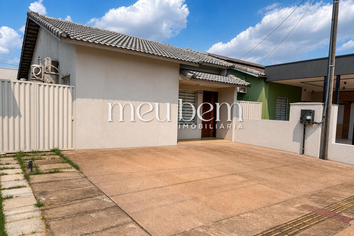 Fachada moderna com telhado de cerâmica