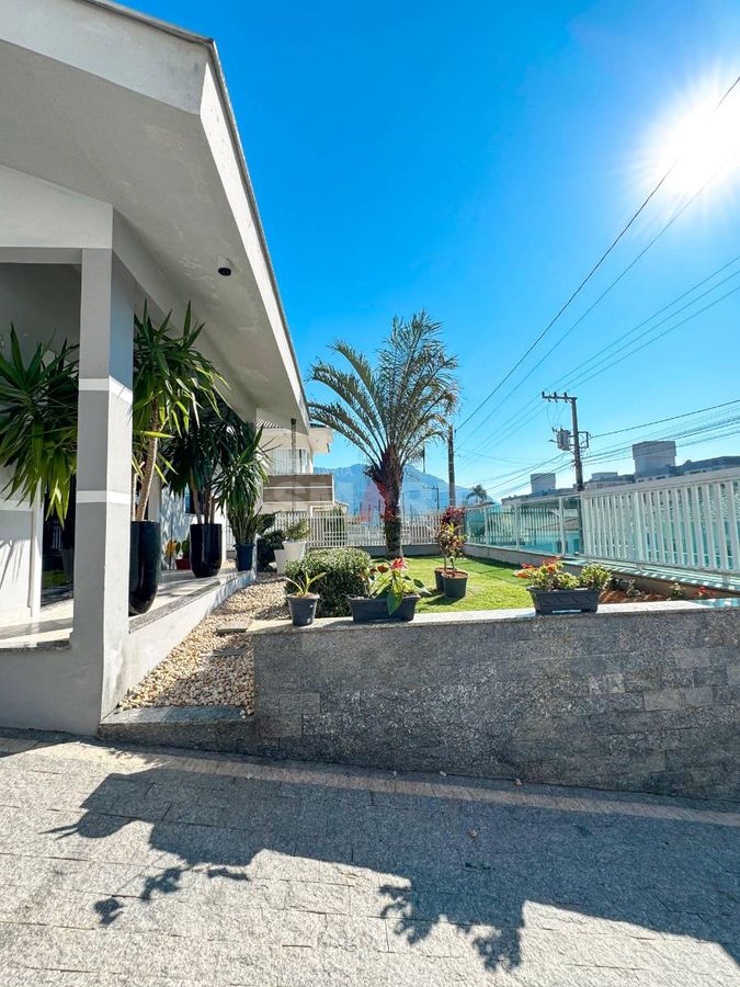 Casa na Ilha da Figueira com Suíte + 02 Dormitórios, Piscina e Área de Festa