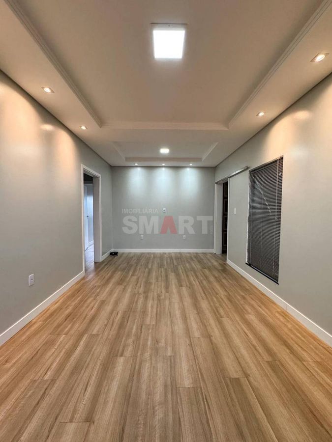 Casa com 01 Suíte + 02 Quartos e Amplo Terreno à Venda
