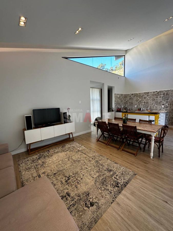 Casa Moderna com 3 Quartos e Amplo Terreno