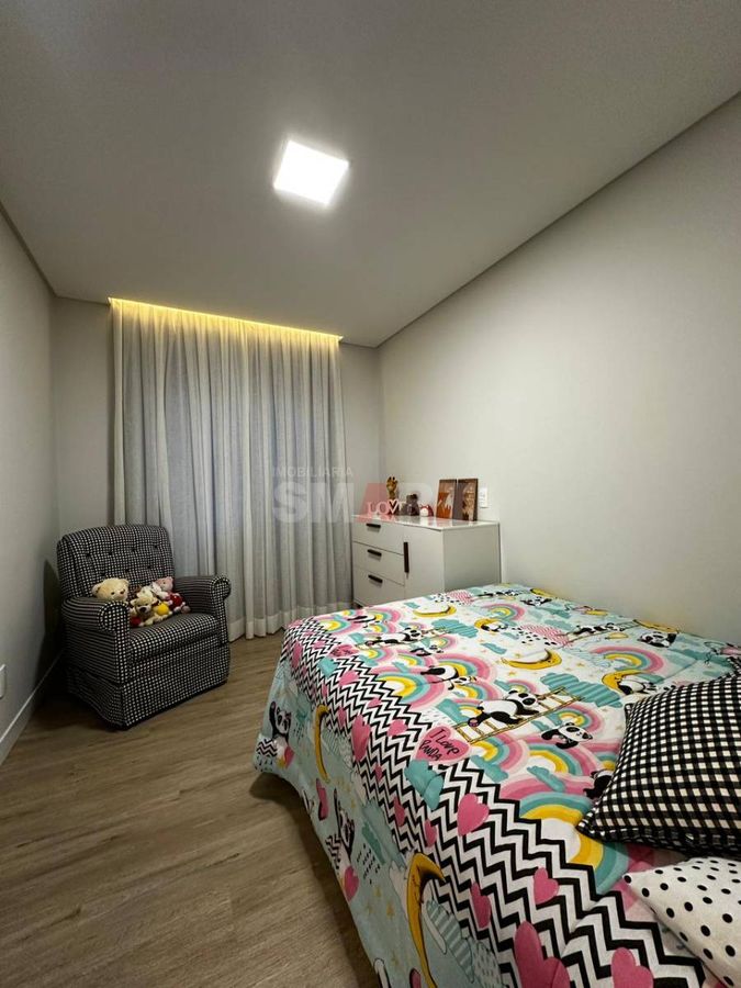 Casa Moderna com 3 Quartos e Amplo Terreno