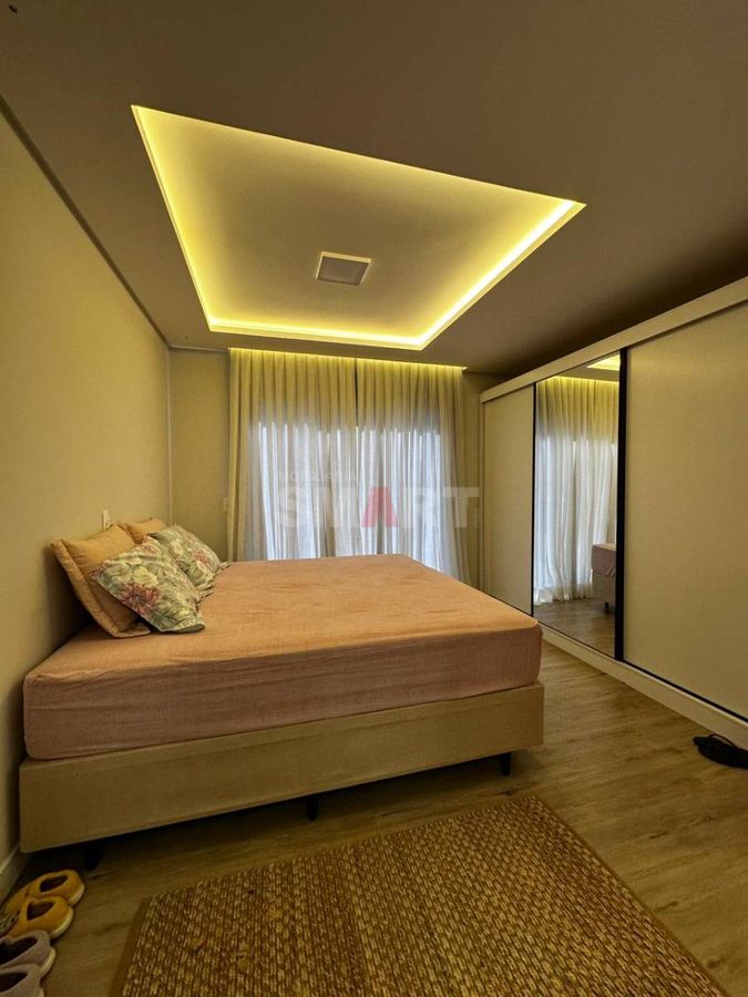 Casa Moderna com 3 Quartos e Amplo Terreno