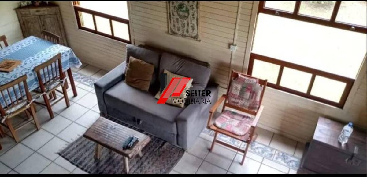 Casa à venda na praia do Santinho com terreno grande à500 metros do mar