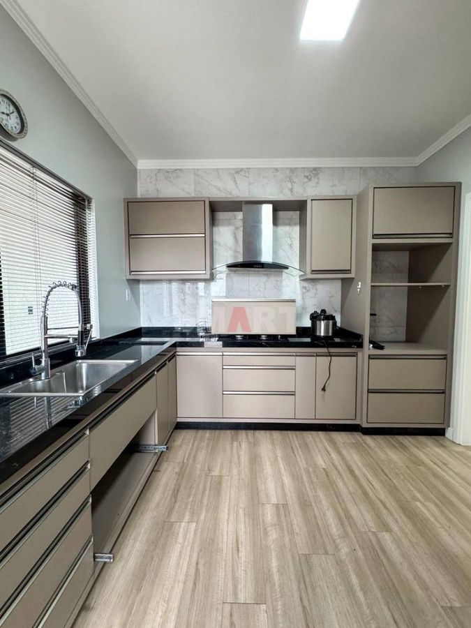 Casa com 01 Suíte + 02 Quartos e Amplo Terreno à Venda