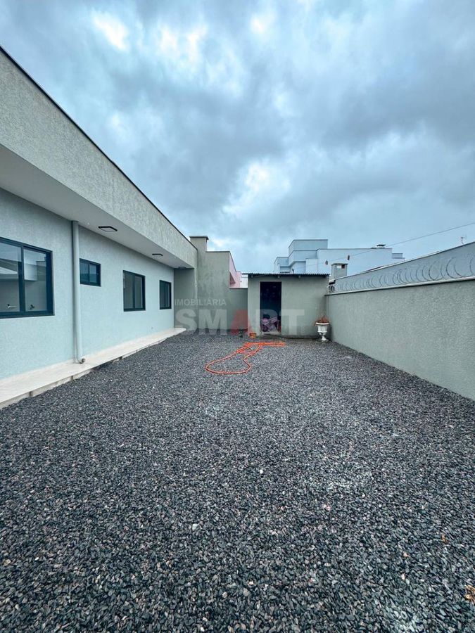 Casa com 01 Suíte + 02 Quartos e Amplo Terreno à Venda