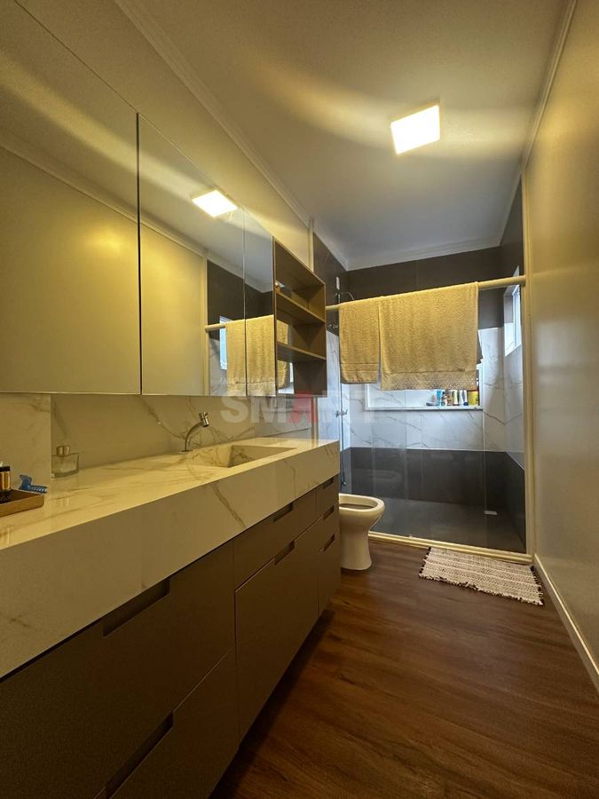 Geminado com 3 quartos e piscina semimobiliado