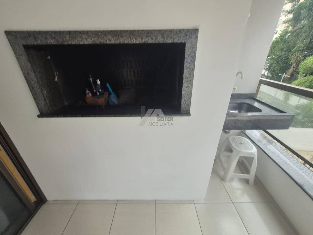 Apartamento Semi Mobiliado de 2 Dormitorios com Suite no Itacorubi