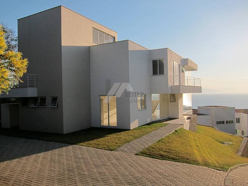 Casa com 3 dormitórios para locação no bairro Cacupé em Florianópolis