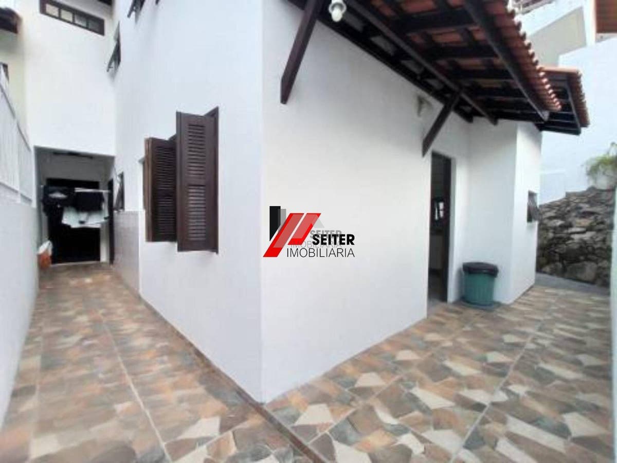 Casa com 3 dormitórios, sendo 1 suíte a venda, com área de 214,82m² Trindade