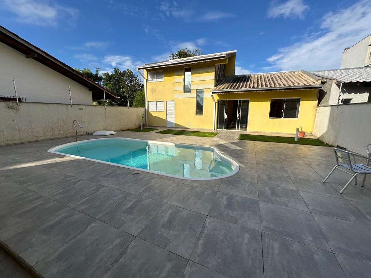 Sobrado com piscina, 3 suítes, bal cambiju