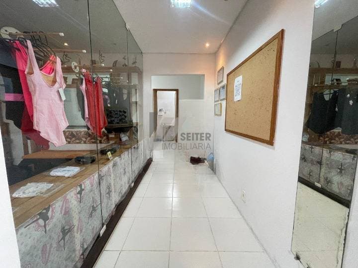 Comercial em Córrego Grande com 140 m² e 2 vagas de garagem