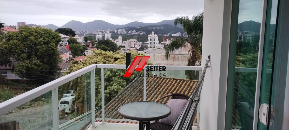 Casa a venda com 4 quartos sendo 4 suítes, 5 banheiros e 5 vagas de garagem, com area total de 279m²