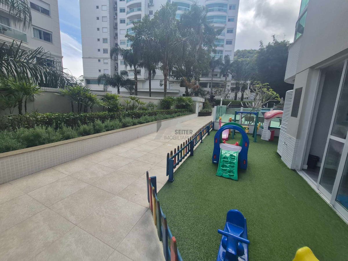 Apartamento alto padrão de 4 dormitorios sacada com churrasqueira e 2 vagas para locação no Itacorubi
